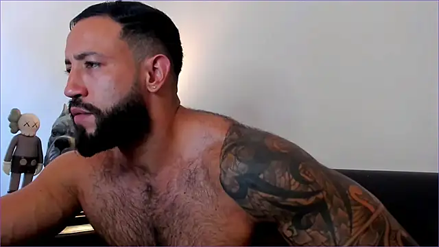 Snapshot of BradLeon_ chatting on 10/17/25, 07:49 BradLeon  online show from 10/17/25, 07:49