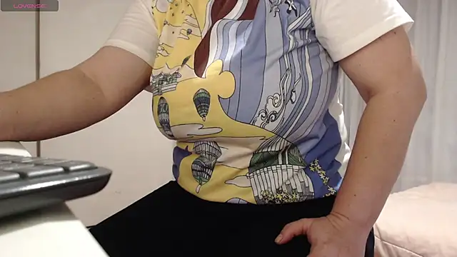 Snapshot of MommyHelpsmee chatting on 10/11/25, 09:08 MommyHelpsmee online show from 10/11/25, 09:08