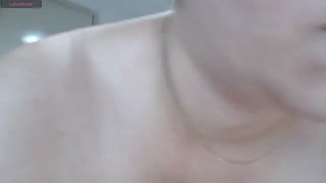 Snapshot of MommyHelpsmee chatting on 12/01/25, 11:10 MommyHelpsmee online show from 12/01/25, 11:10