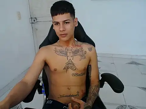 Snapshot of Clyde019 chatting on 12/27/24, 01:18 Clyde019 online show from 12/27/24, 01:18