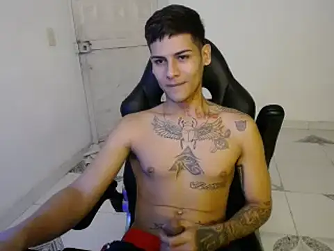 Snapshot of Clyde019 chatting on 01/01/25, 12:00 Clyde019 online show from 01/01/25, 12:00