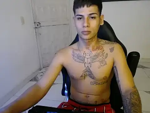 Snapshot of Clyde019 chatting on 01/01/25, 05:33 Clyde019 online show from 01/01/25, 05:33