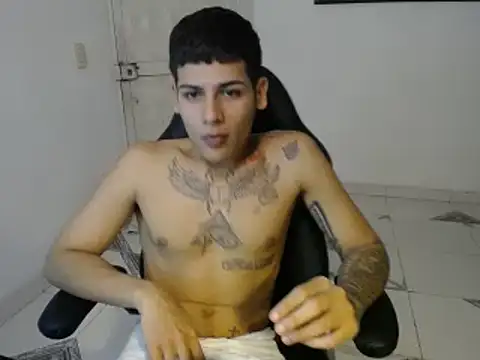 Snapshot of Clyde019 chatting on 01/12/25, 10:33 Clyde019 online show from 01/12/25, 10:33