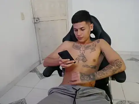 Snapshot of Clyde019 chatting on 01/20/25, 05:16 Clyde019 online show from 01/20/25, 05:16