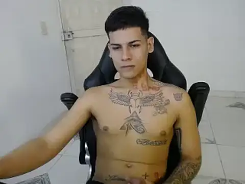 Snapshot of Clyde019 chatting on 01/21/25, 04:05 Clyde019 online show from 01/21/25, 04:05