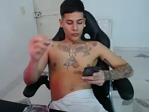 Snapshot of Clyde019 chatting on 01/24/25, 05:10 Clyde019 online show from 01/24/25, 05:10