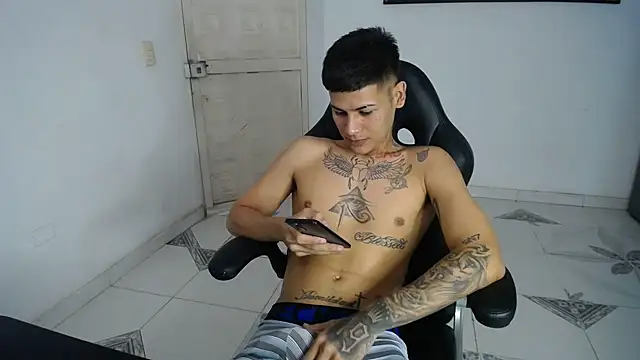 Snapshot of Clyde019 chatting on 02/24/25, 03:53 Clyde019 online show from 02/24/25, 03:53