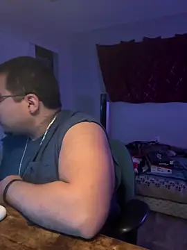 Snapshot of cloudy_couple444 chatting on 12/27/24, 12:39 cloudy couple444 online show from 12/27/24, 12:39