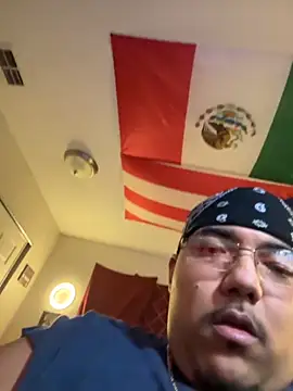 Snapshot of cloudy_couple444 chatting on 09/17/25, 04:58 cloudy couple444 online show from 09/17/25, 04:58