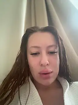 Snapshot of AndreaMood chatting on 10/28/25, 01:20 AndreaMood online show from 10/28/25, 01:20