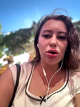 Snapshot of AndreaMood chatting on 12/18/25, 02:50 AndreaMood online show from 12/18/25, 02:50