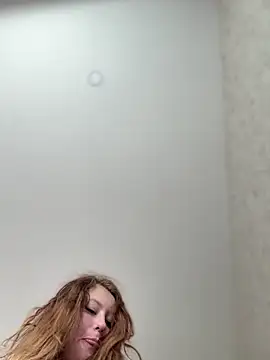 Snapshot of AndreaMood chatting on 12/21/25, 01:24 AndreaMood online show from 12/21/25, 01:24