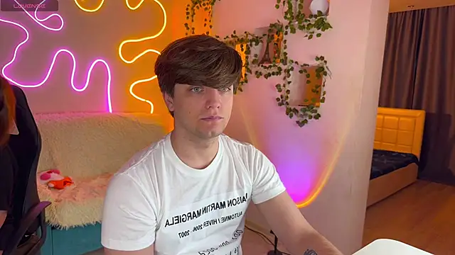 RobertAndLinela online show from 10/21/25, 01:34