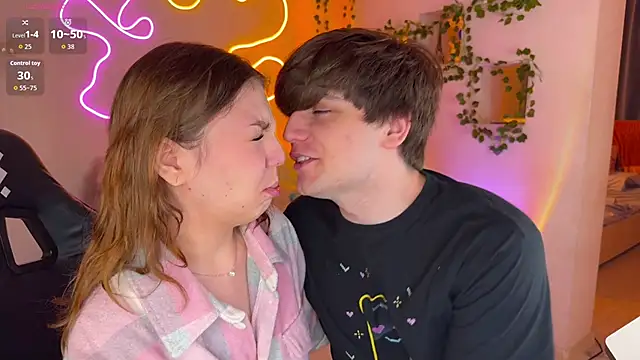 RobertAndLinela online show from 11/11/25, 03:23