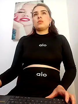 Snapshot of VictoriaMolina chatting on 09/20/25, 12:55 VictoriaMolina online show from 09/20/25, 12:55