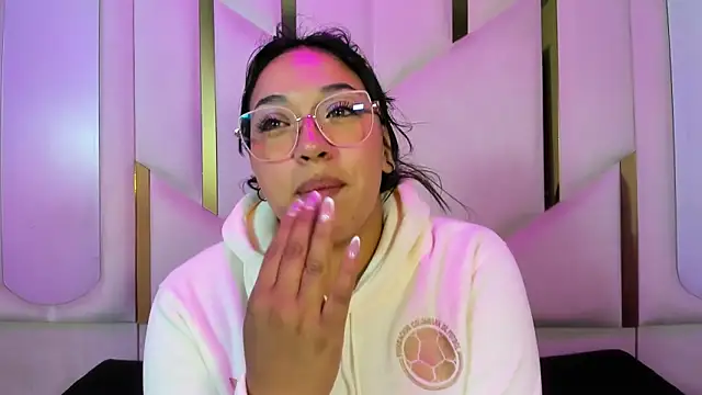 IsabellRodriguez18 online show from 06/07/26, 04:16