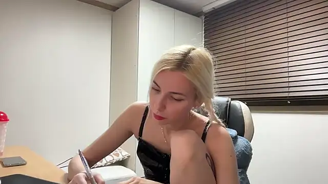 Snapshot of yunasuka chatting on 12/28/24, 04:09 yunasuka online show from 12/28/24, 04:09