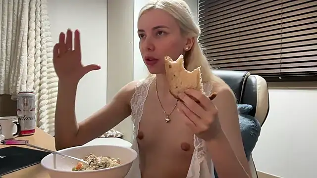 Snapshot of yunasuka chatting on 01/01/25, 03:24 yunasuka online show from 01/01/25, 03:24