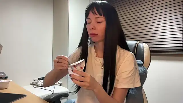 Snapshot of yunasuka chatting on 01/11/25, 07:16 yunasuka online show from 01/11/25, 07:16