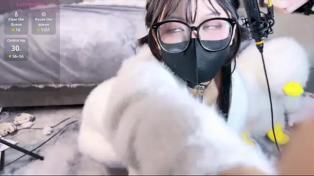 Snapshot of Yu_UwU_ chatting on 01/01/25, 02:42 Yu UwU  online show from 01/01/25, 02:42