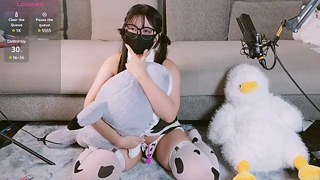 Snapshot of Yu_UwU_ chatting on 01/13/25, 02:11 Yu UwU  online show from 01/13/25, 02:11