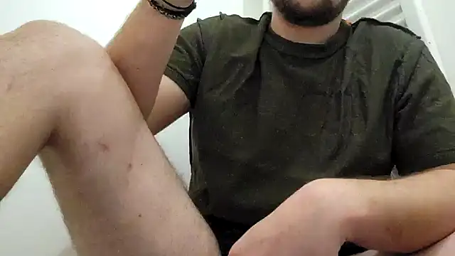 Snapshot of Maxoux02 chatting on 01/11/25, 04:36 Maxoux02 online show from 01/11/25, 04:36