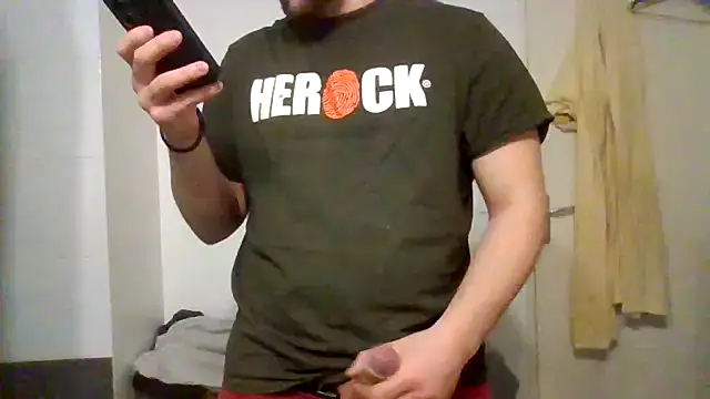 Snapshot of Maxoux02 chatting on 03/20/25, 06:31 Maxoux02 online show from 03/20/25, 06:31