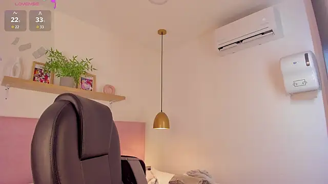 Snapshot of violeta_candyy_ chatting on 06/26/26, 10:47 violeta candyy online show from 06/26/26, 10:47