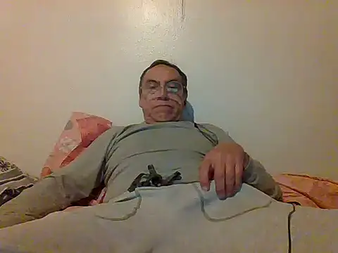 Snapshot of santiagon2015 chatting on 12/26/24, 02:44 santiagon2015 online show from 12/26/24, 02:44