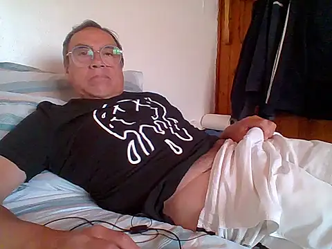 Snapshot of santiagon2015 chatting on 12/30/24, 07:00 santiagon2015 online show from 12/30/24, 07:00
