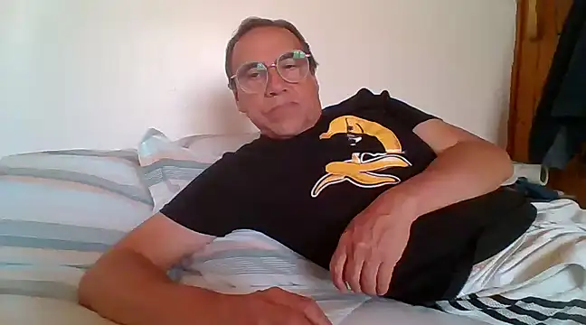 Snapshot of santiagon2015 chatting on 01/08/25, 03:17 santiagon2015 online show from 01/08/25, 03:17