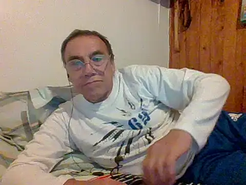 Snapshot of santiagon2015 chatting on 02/10/25, 02:41 santiagon2015 online show from 02/10/25, 02:41