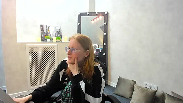 Snapshot of ElizabethHarpper chatting on 01/31/25, 11:13 ElizabethHarpper online show from 01/31/25, 11:13