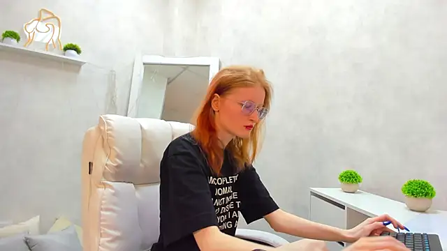 Snapshot of ElizabethHarpper chatting on 03/10/25, 08:15 ElizabethHarpper online show from 03/10/25, 08:15