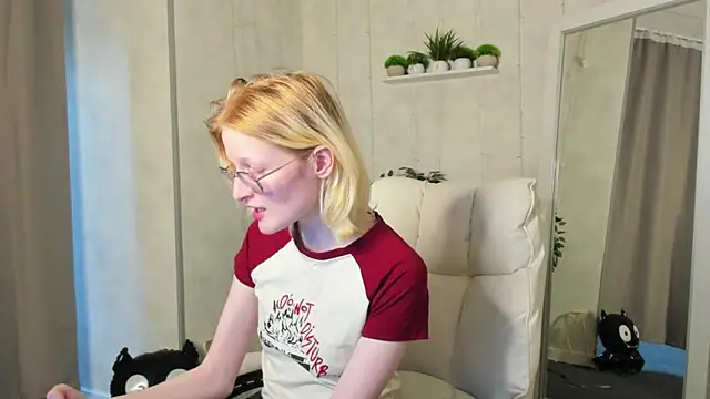 Snapshot of ElizabethHarpper chatting on 10/31/25, 09:21 ElizabethHarpper online show from 10/31/25, 09:21