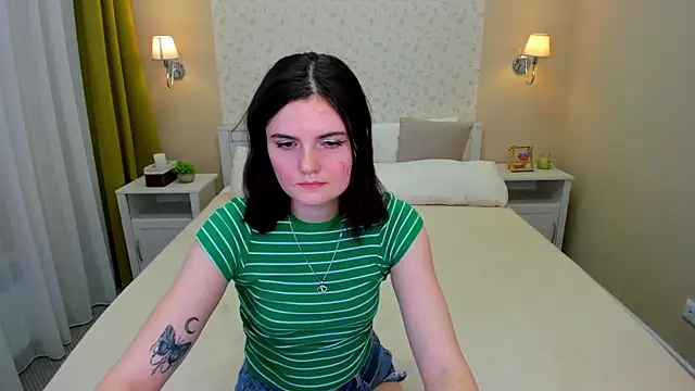 Snapshot of CharlotteMitchell chatting on 02/05/25, 01:11 CharlotteMitchell online show from 02/05/25, 01:11