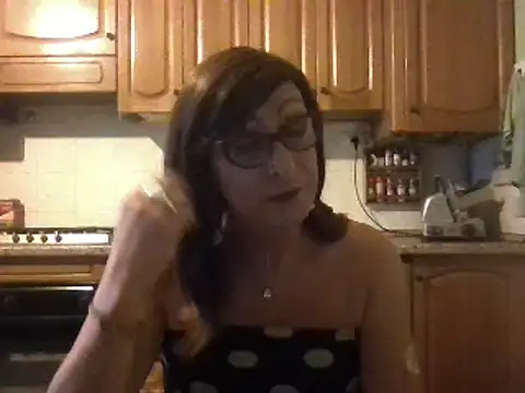 Snapshot of Tiabet chatting on 10/28/25, 09:39 Tiabet online show from 10/28/25, 09:39