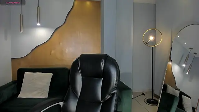 NiaSalvatore online show from 02/05/26, 03:22