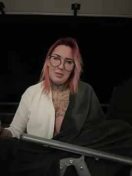 Snapshot of Mia-Fuchs chatting on 02/11/25, 04:55 Mia-Fuchs online show from 02/11/25, 04:55