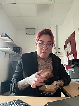 Snapshot of Mia-Fuchs chatting on 02/12/25, 08:27 Mia-Fuchs online show from 02/12/25, 08:27