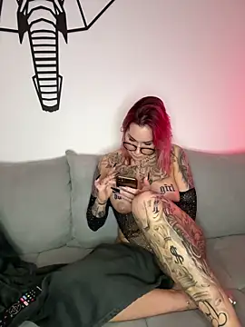 Snapshot of Mia-Fuchs chatting on 02/16/25, 11:16 Mia-Fuchs online show from 02/16/25, 11:16