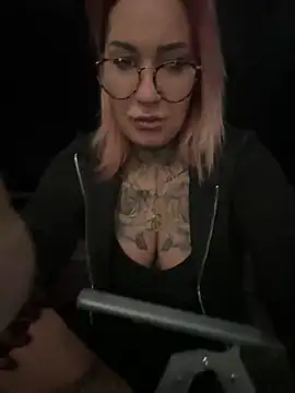 Snapshot of Mia-Fuchs chatting on 03/12/25, 05:02 Mia-Fuchs online show from 03/12/25, 05:02