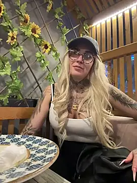 Snapshot of Mia-Fuchs chatting on 03/16/25, 06:55 Mia-Fuchs online show from 03/16/25, 06:55