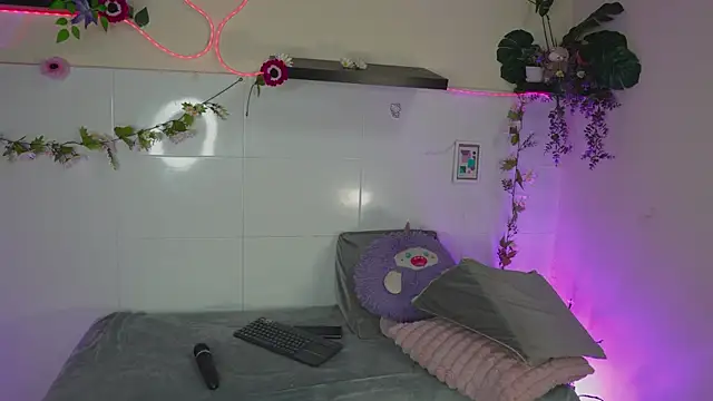 bri cullen online show from 11/08/25, 02:23