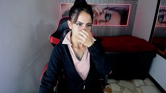 Anniee x online show from 12/20/25, 01:07