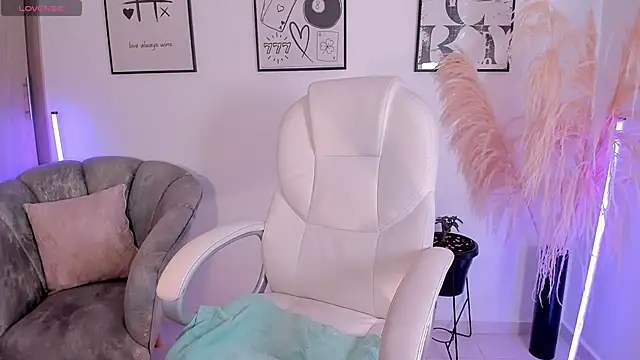 Snapshot of NiiaEvanss chatting on 11/22/25, 01:43 NiiaEvanss online show from 11/22/25, 01:43