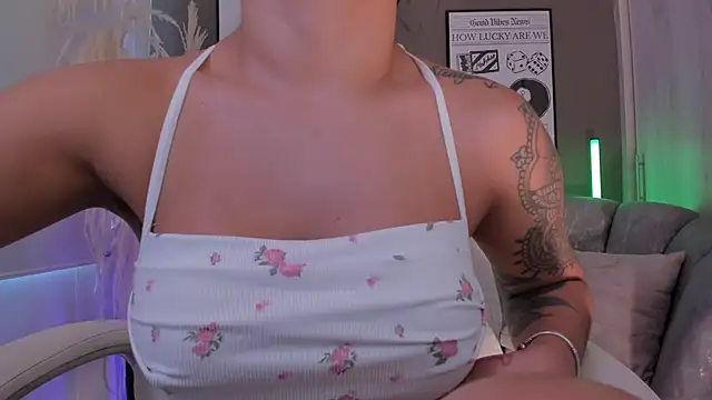 Snapshot of NiiaEvanss chatting on 01/09/26, 01:14 NiiaEvanss online show from 01/09/26, 01:14