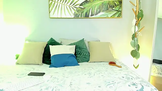 Snapshot of iriis_rosse chatting on 10/14/25, 05:03 iriis rosse online show from 10/14/25, 05:03