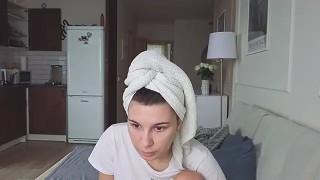 KristineEsme online show from 10/30/25, 04:47