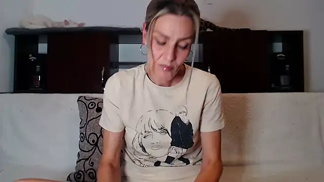 Snapshot of AshlineKatte chatting on 11/15/25, 04:58 AshlineKatte online show from 11/15/25, 04:58